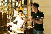 新華社“快看”走進南京云錦博物館 佛慈云錦聯(lián)名香囊再掀“新國潮”